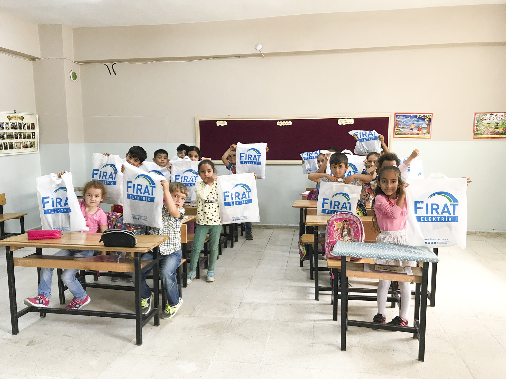 FIRAT EDAŞ 'AYDINLIK GELECEK İÇİN MUTLU ÇOCUKLAR' KAMPANYASI İLE ÇOCUKLARI SEVİNDİRDİ