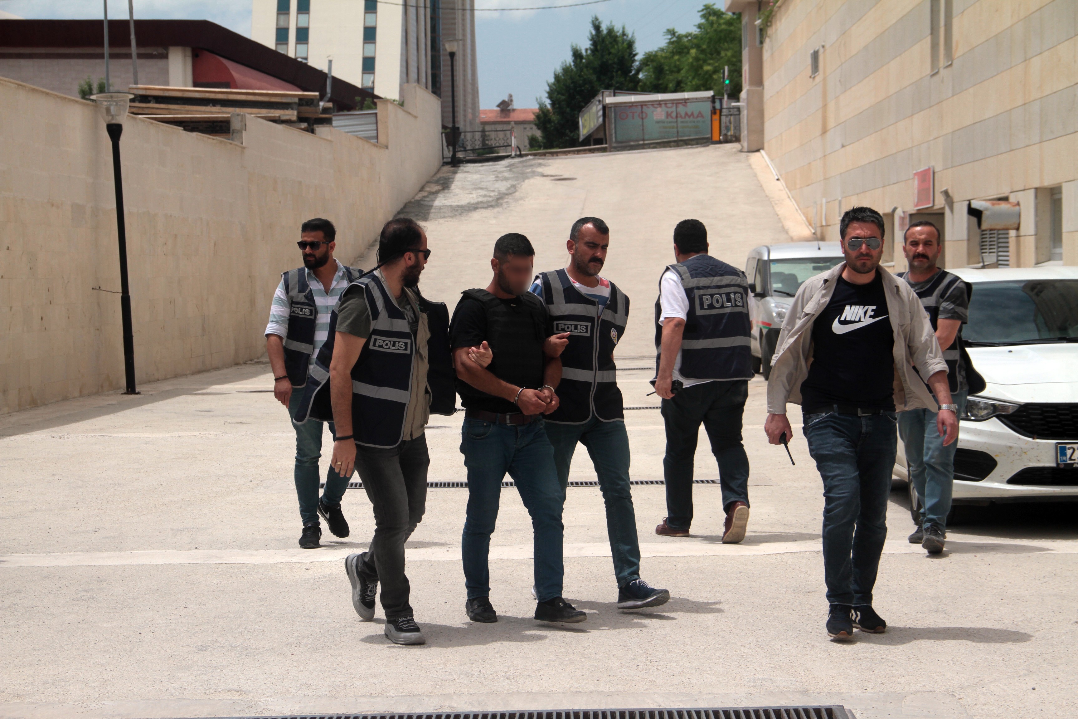 EV BASAN ŞÜPHELİ TUTUKLANDI