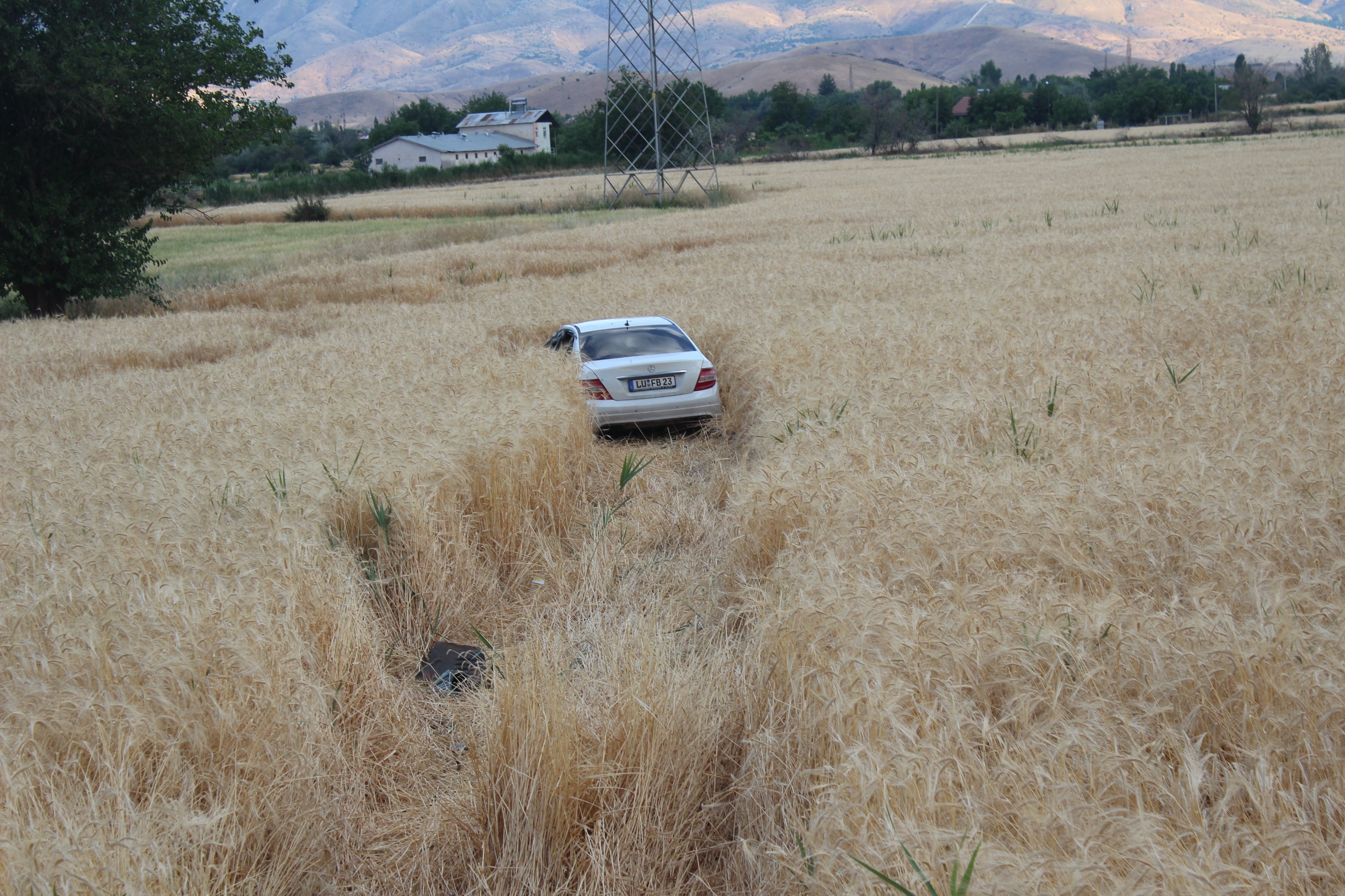 OTOMOBİL TARLAYA UÇTU