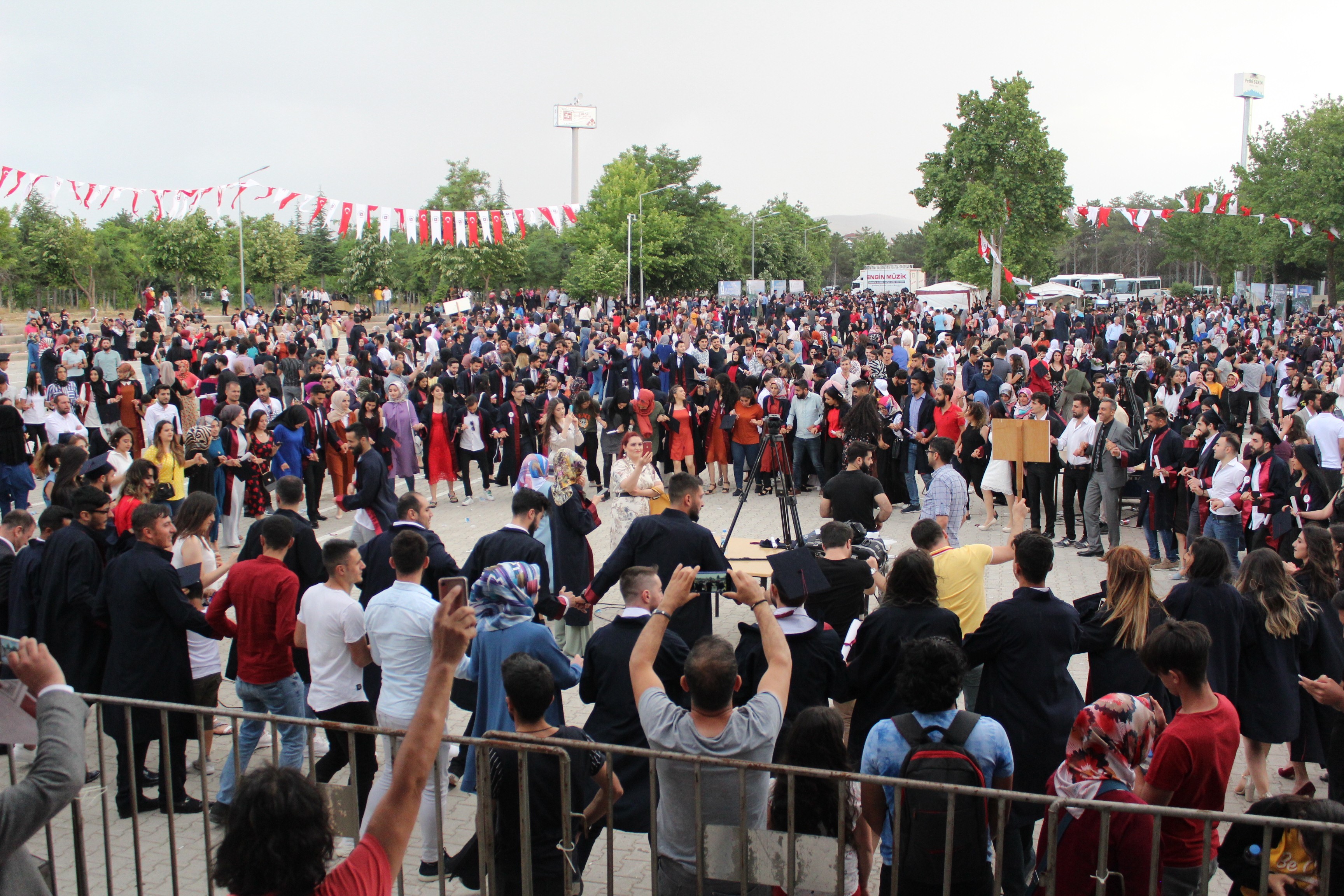 BİNLERCE ÖĞRENCİDEN KUTLAMA
