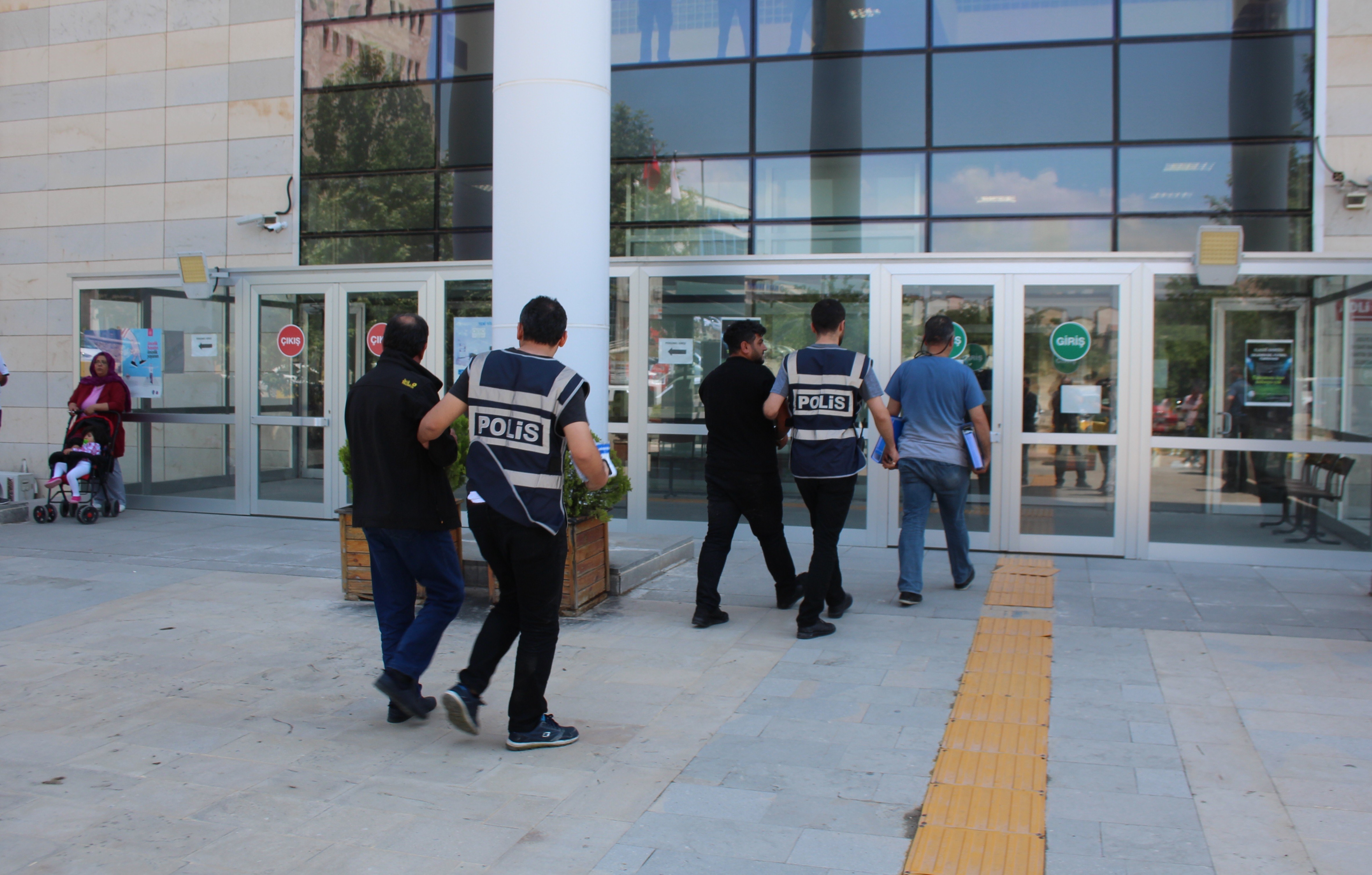 DOKUZ DOLANDIRICILIĞA İKİ TUTUKLAMA