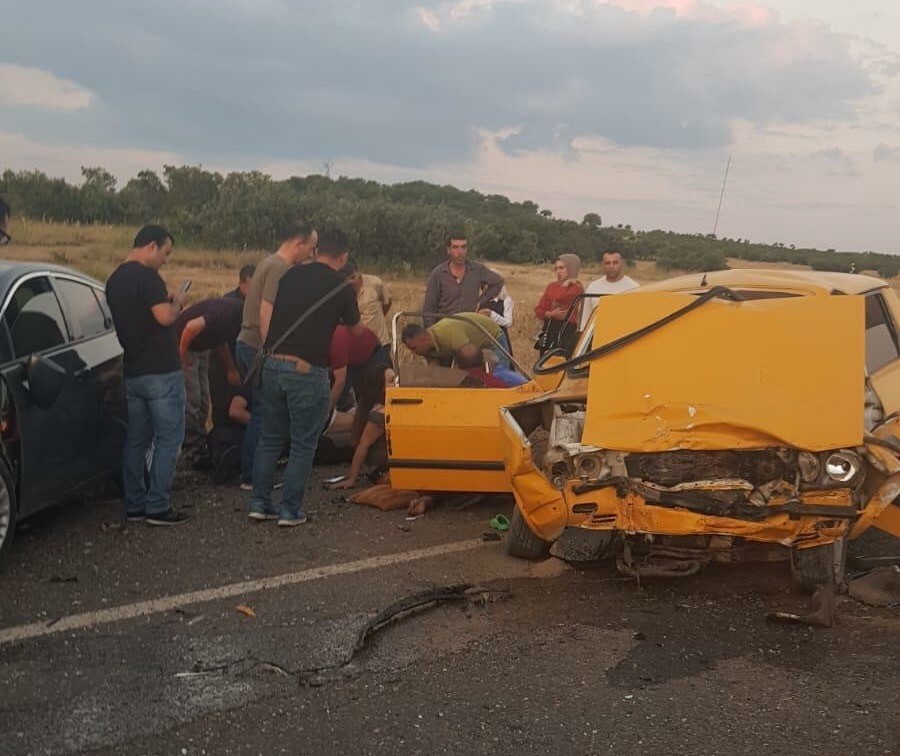 İKİ OTOMOBİL ÇARPIŞTI:1 ÖLÜ 9 YARALI VAR