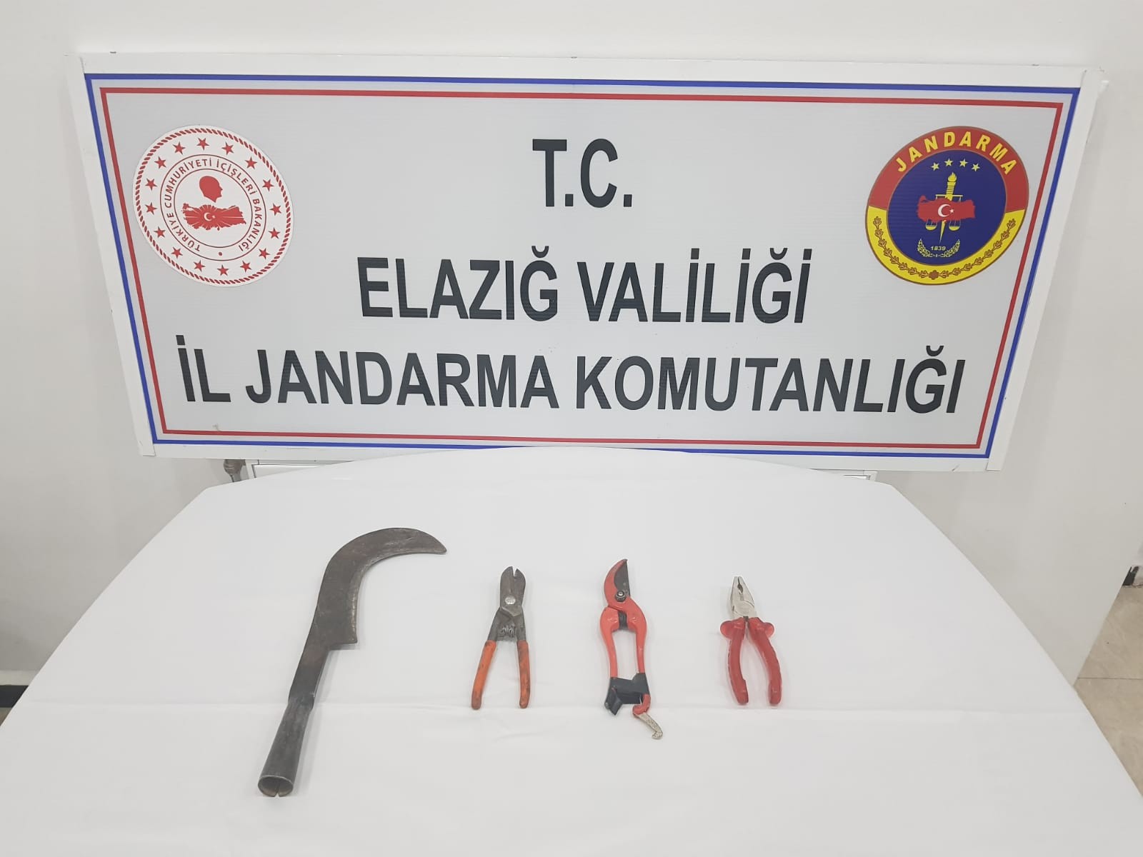 TELEFON KABLOSU ÇALAN 3 KİŞİ YAKALANDI