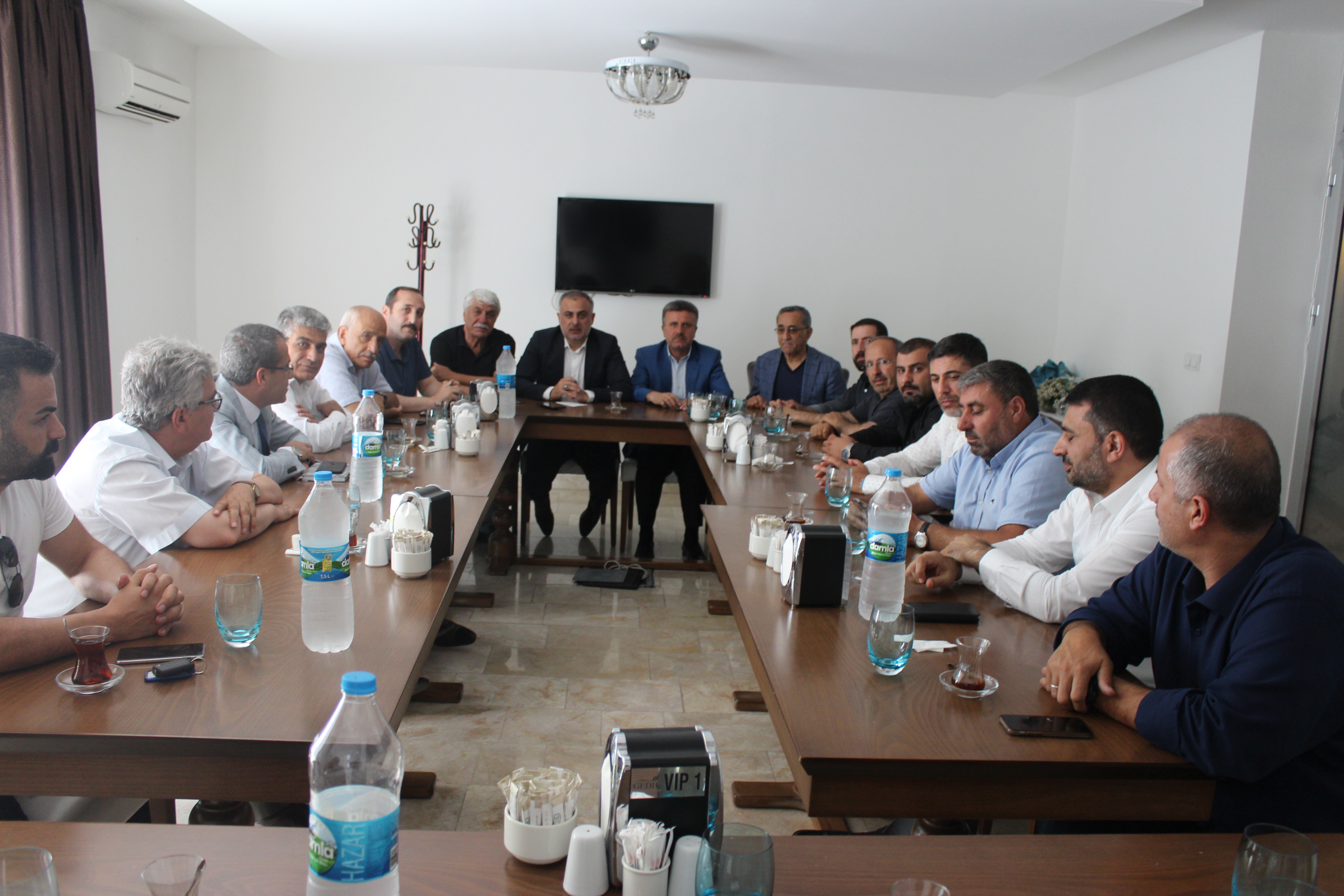 AK PARTİ MİLLETVEKİLİ VE İL BAŞKANI OSB'DE SANAYİCİLERLE BULUŞTU