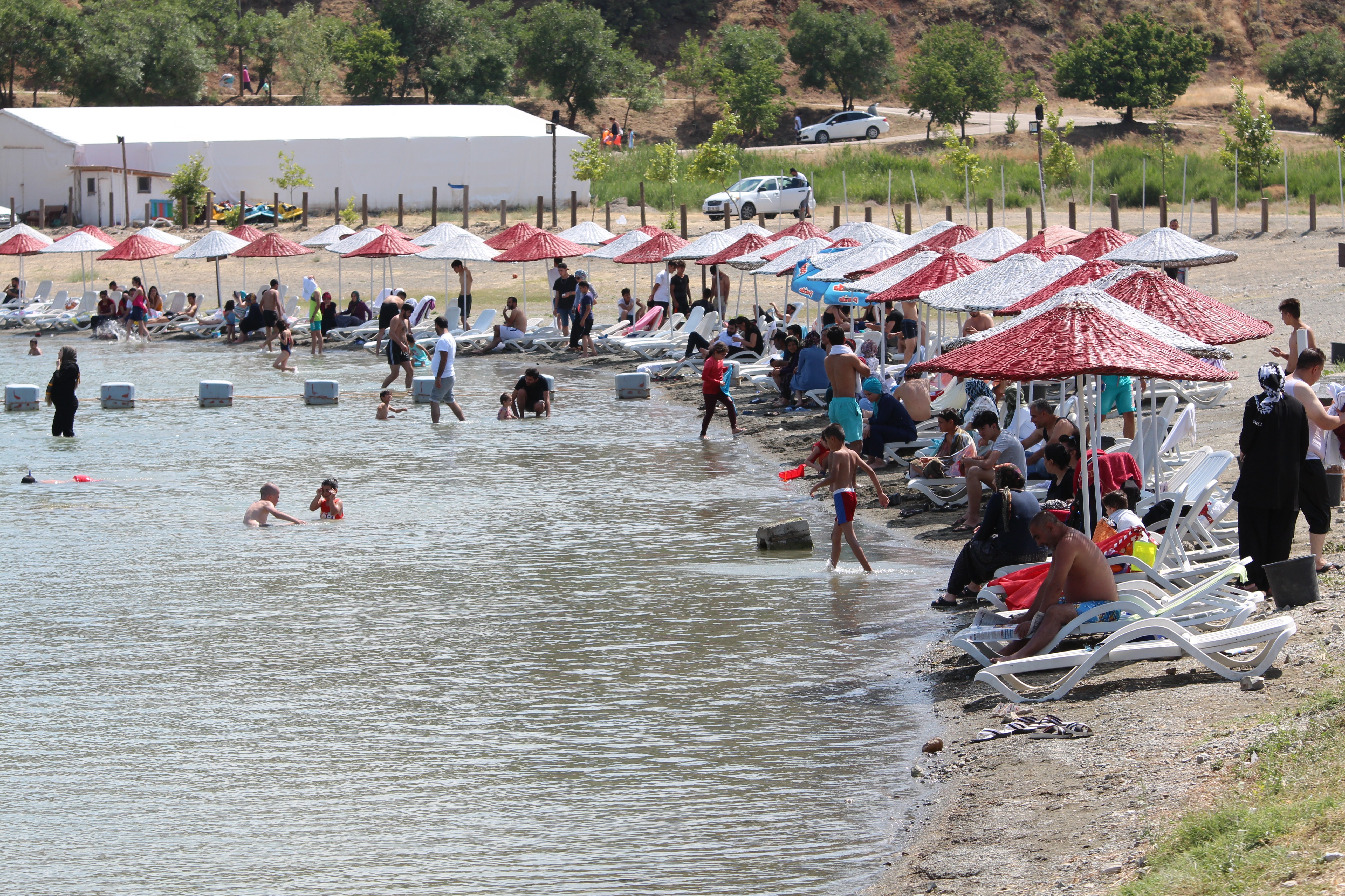 HAZAR GÖLÜNDE PLAJLAR DOLDU