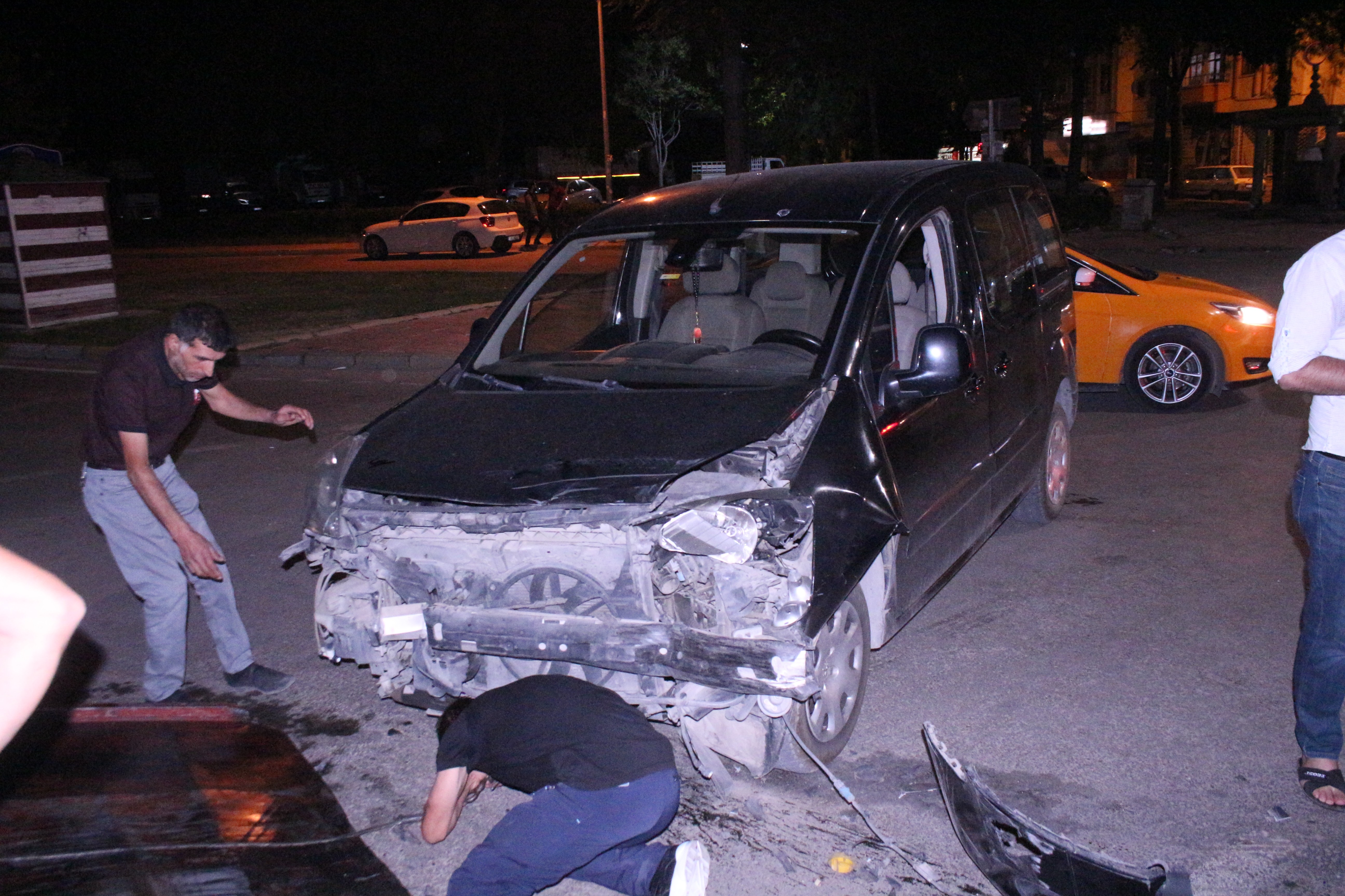 KÜLTÜR PARK KAVŞAĞINDA KAZA 4 YARALI VAR