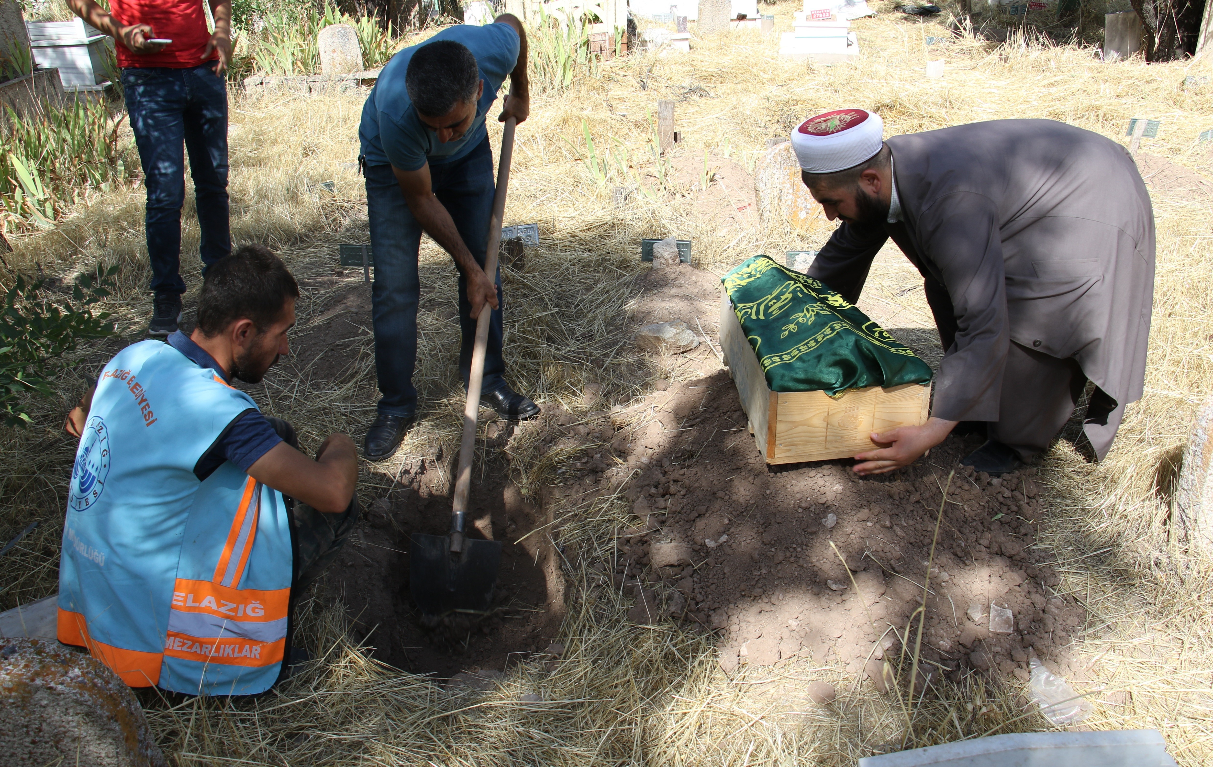 ÇÖPE ATILAN BEBEK KİMSESİZLER MEZARLIĞINA DEFNEDİLDİ