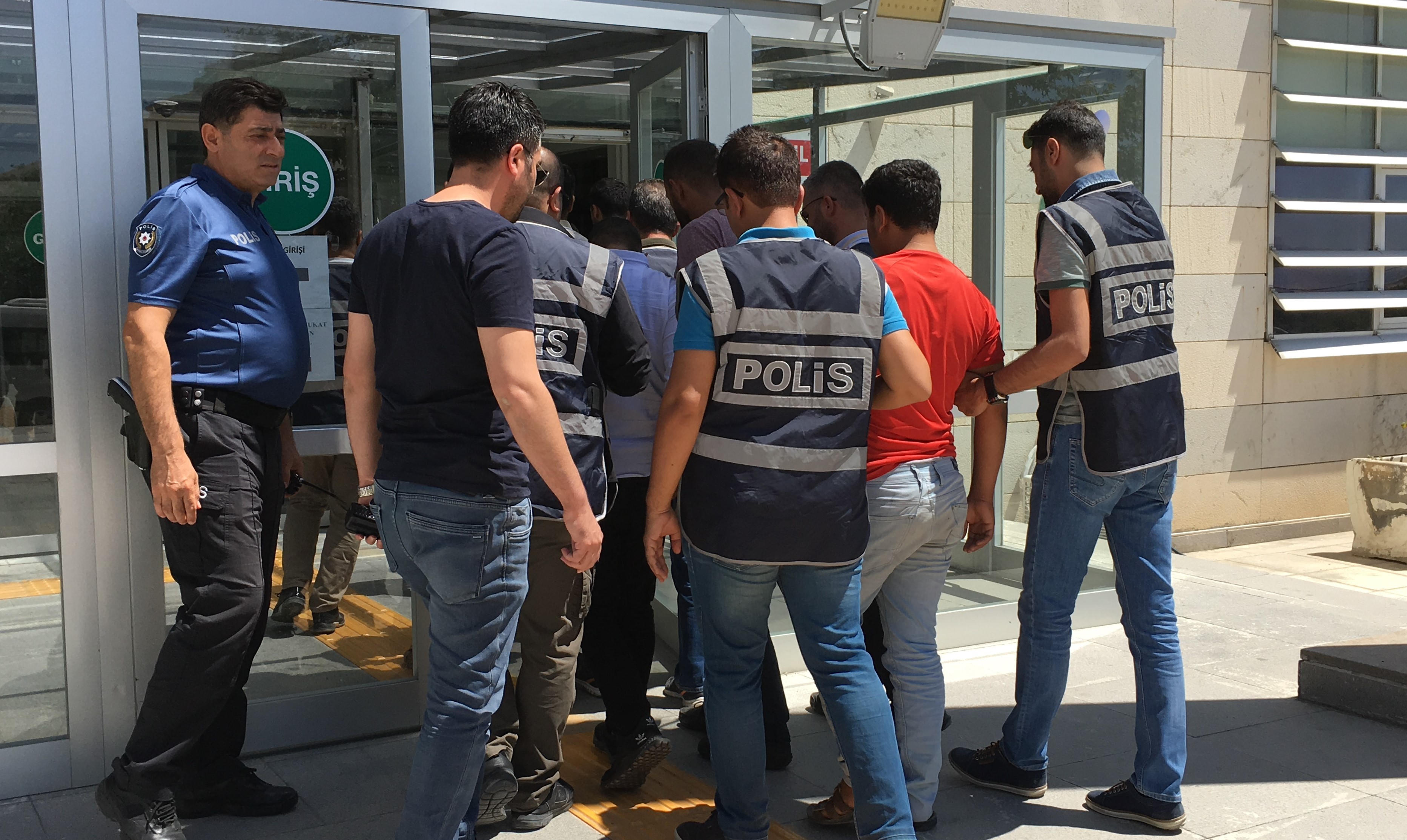 SAHTE POLİSLER DOLANDIRDI, GERÇEK POLİS YAKALADI