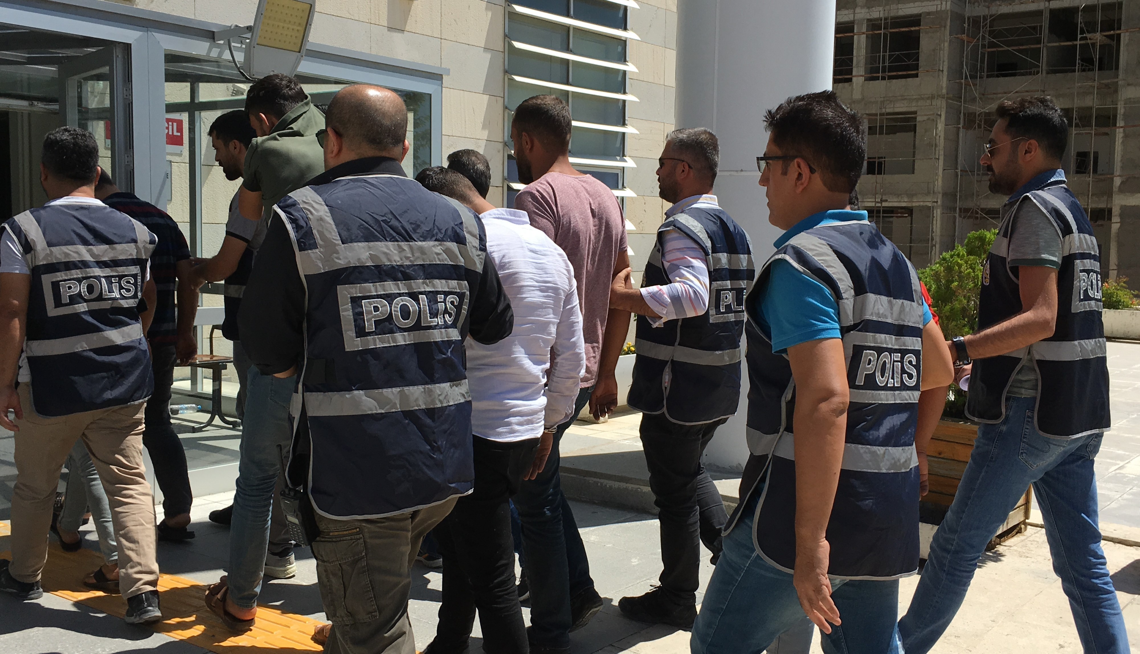 SAHTE POLİSLERDEN İKİSİ TUTUKLADI