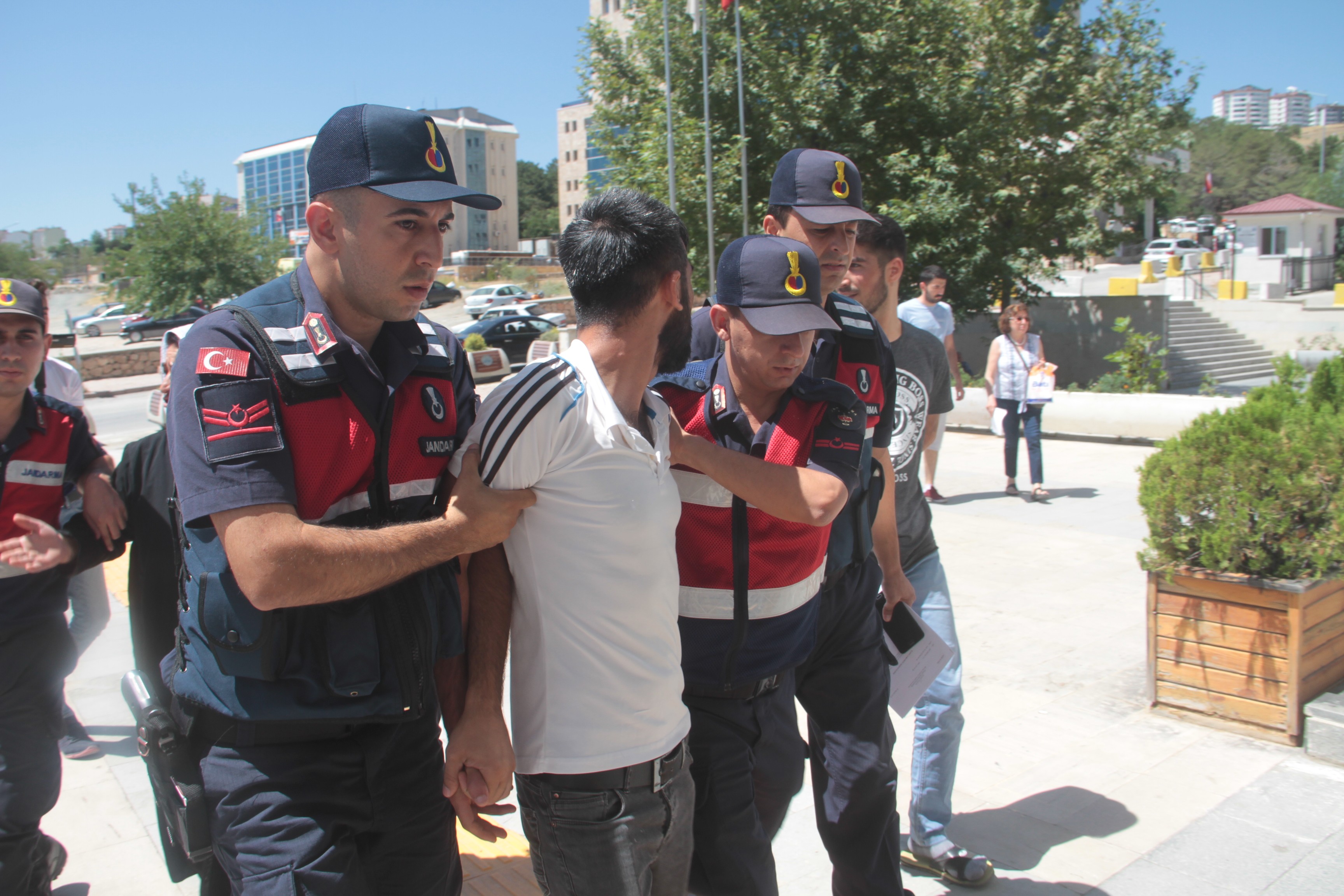 ANNESİNİ ÖLDÜREN FİRARİ YAKALANDI