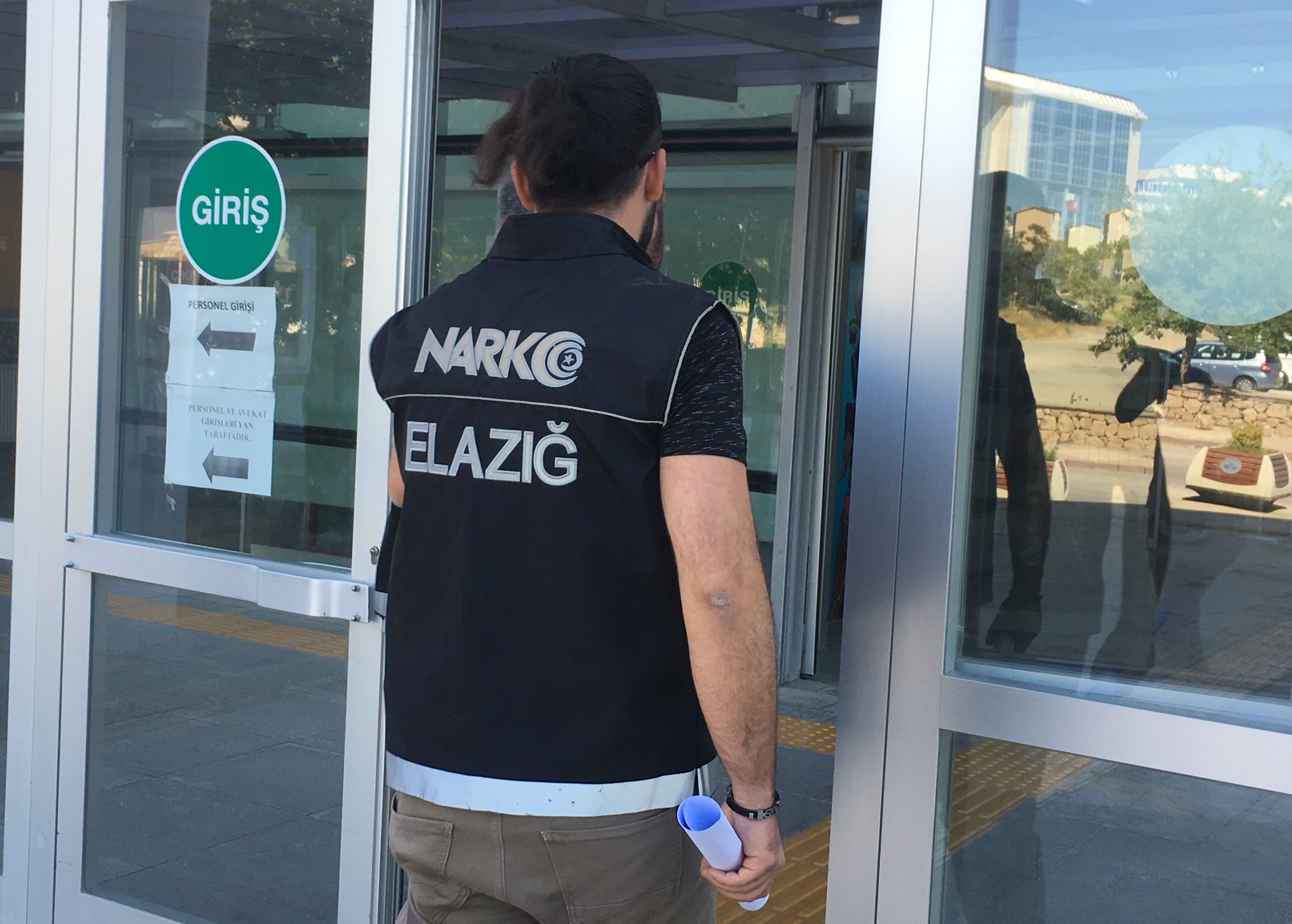 POLİS ÖNCE İÇİCİYİ, SONRA SATICIYI YAKALADI