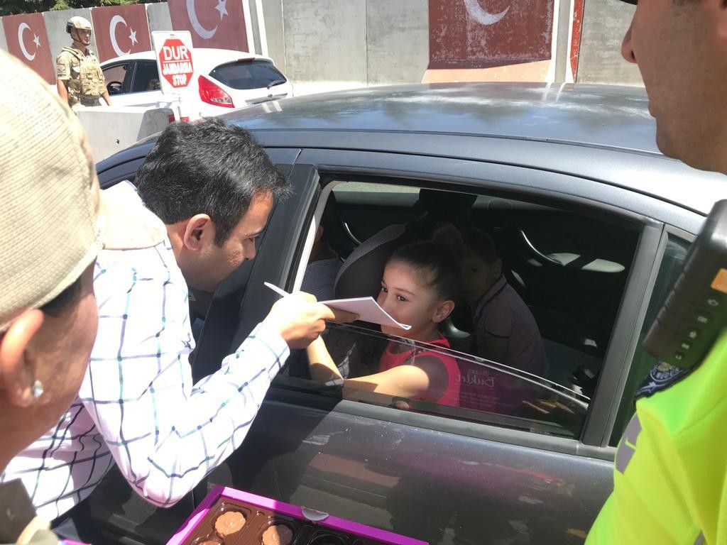 ÇOCUKLARA BOYAMA KİTABI BÜYÜKLERE ŞEKER