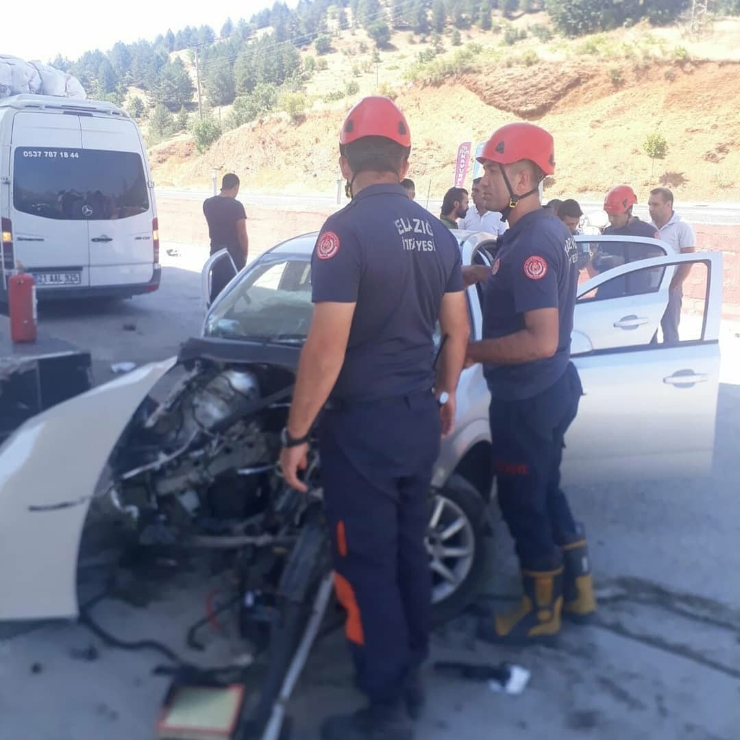 İSTASYONDA POMPAYA ÇARPTI 4 YARALI