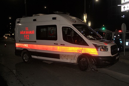 OTOMOBİL AMBÜLANSA ÇARPTI İKİ KİŞİ YARALANDI