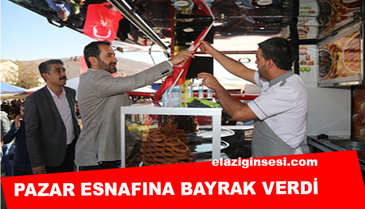 MEHMETÇİĞE DESTEK İÇİN TÜRK BAYRAĞI DAĞITTI