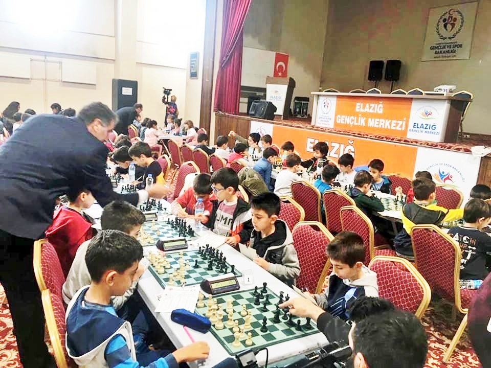 ELAZIĞ'DA KÜÇÜKLER VE YILDIZLAR SATRANÇ TURNUVASI