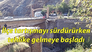 HEYELAN RİSKİ BULUNAN İLÇEDEKİ TARİHİ KÖPRÜ ÇÖKTÜ