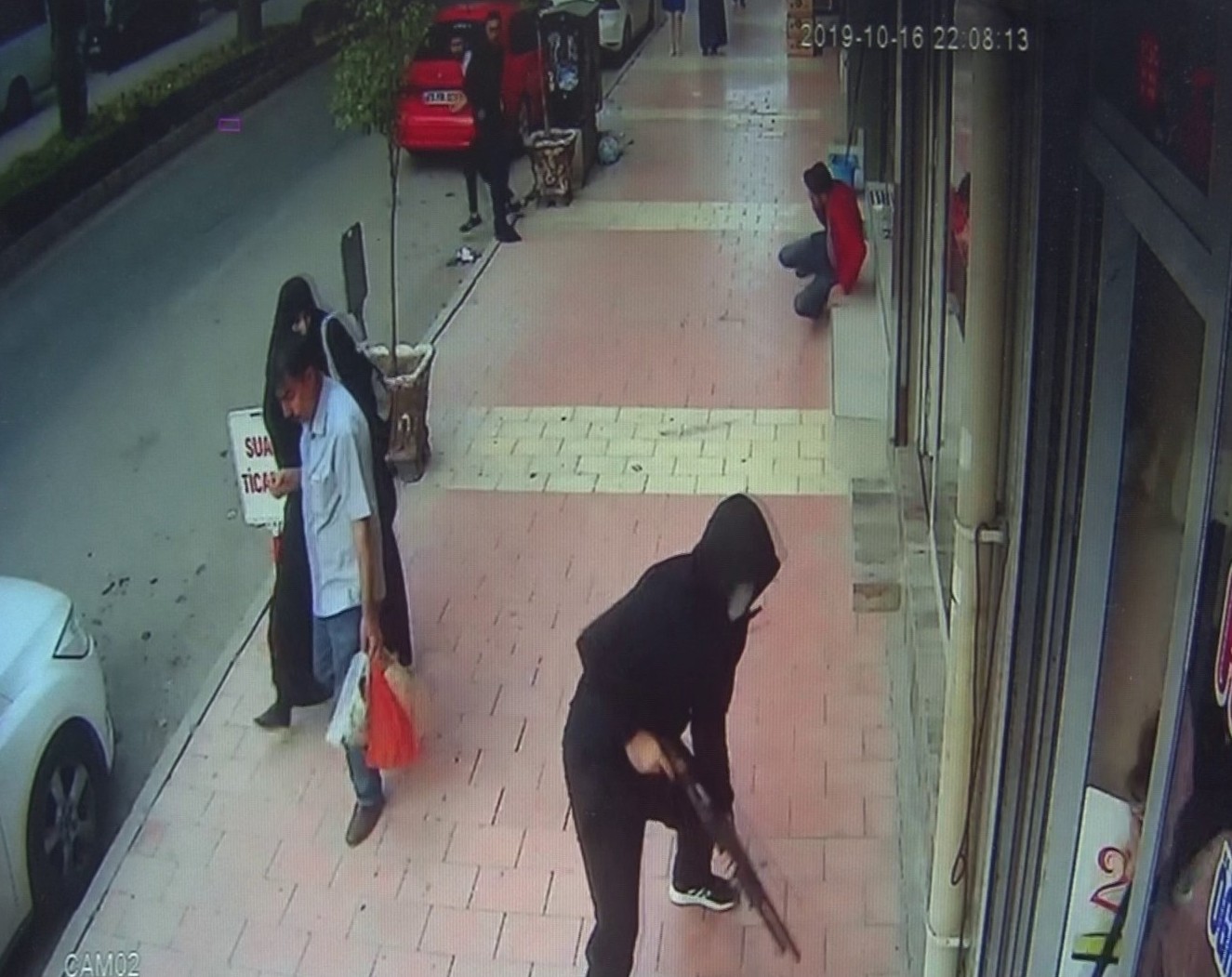 KALDIRIMDA SİLAHLI SALDIRIYA UĞRADI, O ANLAR GÜVENLİK KAMERALARINA YANSIDI