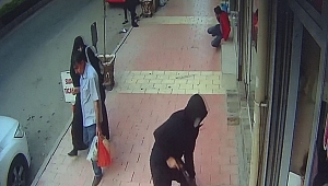 KALDIRIMDA SİLAHLI SALDIRIYA UĞRADI, O ANLAR GÜVENLİK KAMERALARINA YANSIDI