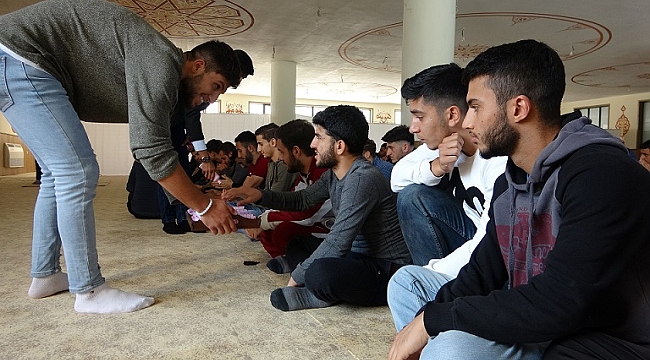 ÜNİVERSİTE ÖĞRENCİLERİ ŞEHİTLER İÇİN MEVLİT OKUTTU