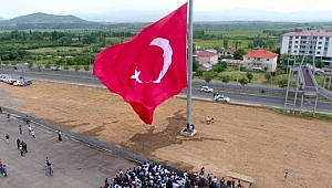 ÜNİVERSİTE ÖĞRENCİSİ, BAYRAĞA HAKARETTEN GÖZALTINA ALINDI