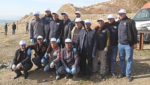 DAHA TEMİZ HAZAR GÖLÜ İÇİN ÇÖP TOPLADI