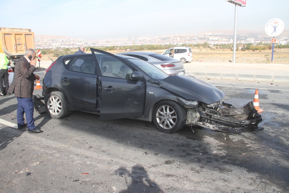 ELAZIĞ'DA AMBULANS İLE OTOMOBİL ÇARPIŞTI: 1'İ AĞIR 7 YARALI