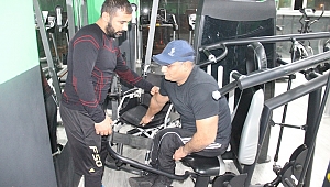 ENGELİNE TAKILMADI, BAŞLADIĞI HALTERDE BRONZ MADALYA KAZANDI