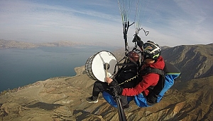 GÖKYÜZÜNDE DAVUL ÇALIP TÜRKÜ SÖYLEDİLER
