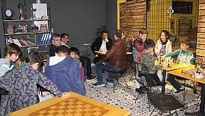 İKİ KARDEŞ, KURDUKLARI MERKEZLE SATRANC ÖĞRETİYORLAR