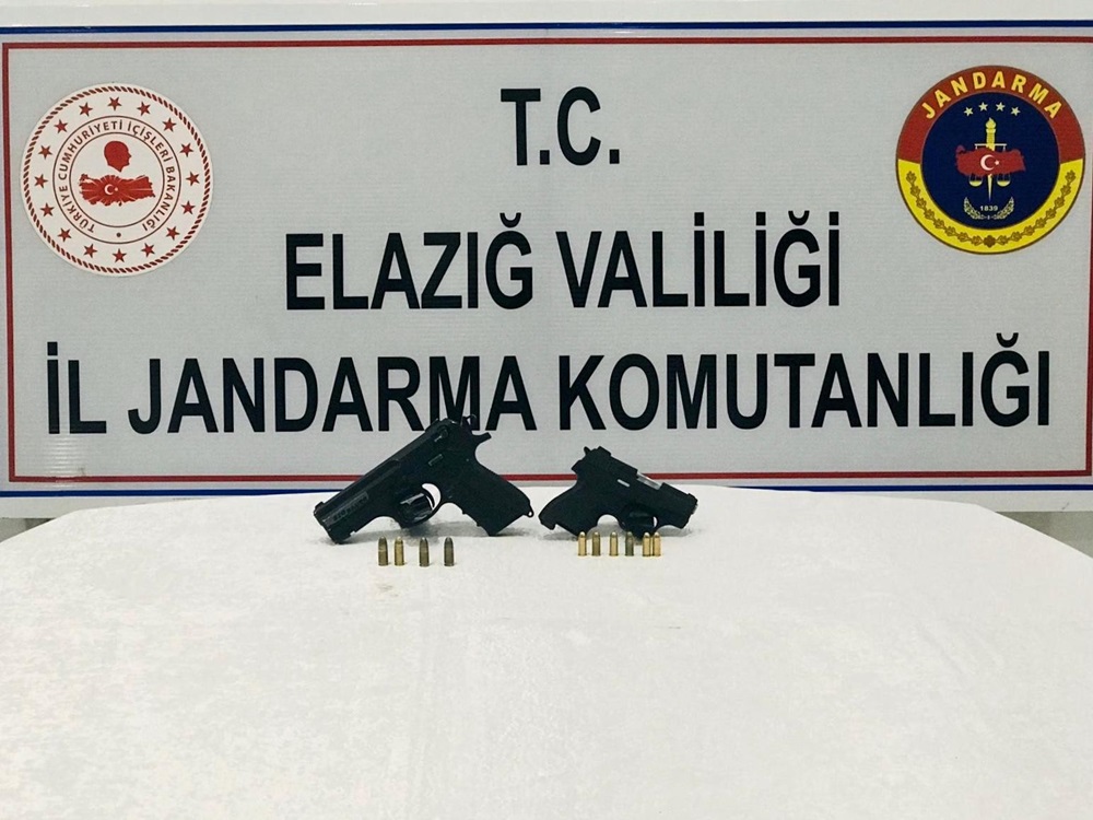 JANDARMA 2 ŞAHSI, RUHSATSIZ TABANCALARI SAKLARKEN YAKALADI