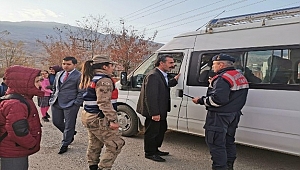JANDARMA EKİPLERİ SERVİSLERİ DENETLEDİ, ÖĞRETMENLERİ ZİYARET ETTİ