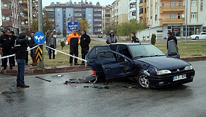 OTOMOBİL DİREĞE ÇARPTI, ANNE BABA YARALANDI, ÇOCUKLARI HAYATINI KAYBETTİ