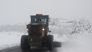 81 KÖY YOLUNUN KAPANDIĞI KAR MESAİSİ BAŞLADI