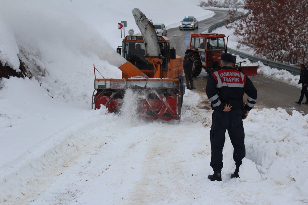 AÇILAN 4 KÖY YOLU GECE YAĞAN KAR İLE YENİDEN KAPANDI