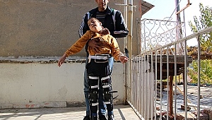 BACAKLARINA TAKILAN CİHAZLA ÇOK MUTLU