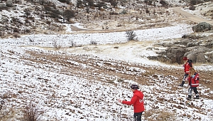 ELAZIĞ'DA YÜKSEK KESİMLERE KAR YAĞDI, SAĞLIKÇILAR DOĞAYA YEM BIRAKTI