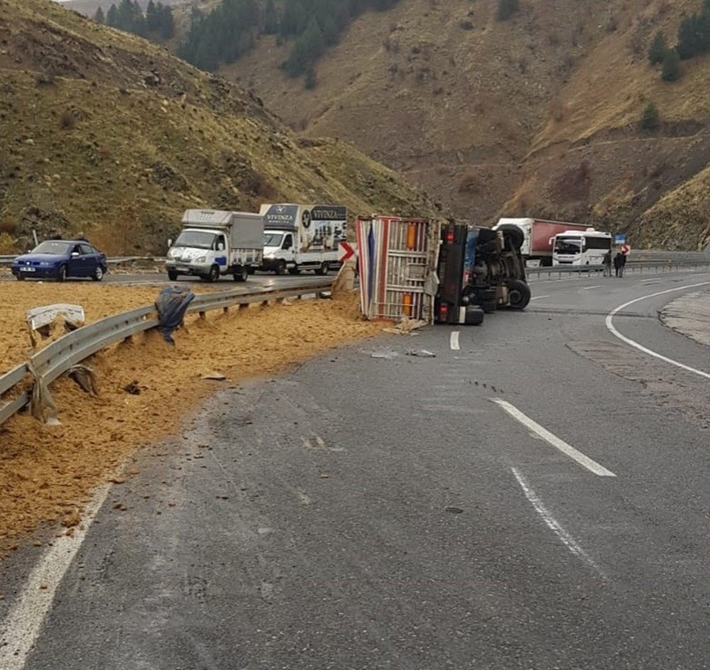 KAMYON DEVRİLDİ: 1 ÖLÜ