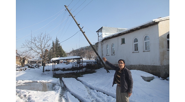 KAR DİREKLERİ DEVİRDİ, KÖY VE MEZRALAR ELEKTRİKSİZ KALDI