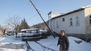 KAR DİREKLERİ DEVİRDİ, KÖY VE MEZRALAR ELEKTRİKSİZ KALDI