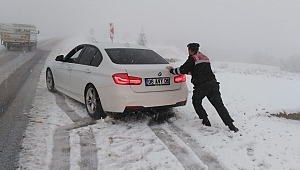 KARDA MAHSUR KALAN AİLENİN YARDIMINA JANDARMA YETİŞTİ