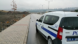 KARISINI BIÇAKLADI YOL KENARA ATTI