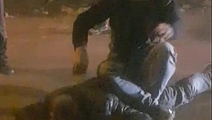 POLİS GELENE KADAR HIRSIZIN ÜZERİNDE OTURDU