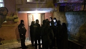 SARHOŞ KİŞİ BABASINI VE KOMŞUSUNU BIÇAKLADI