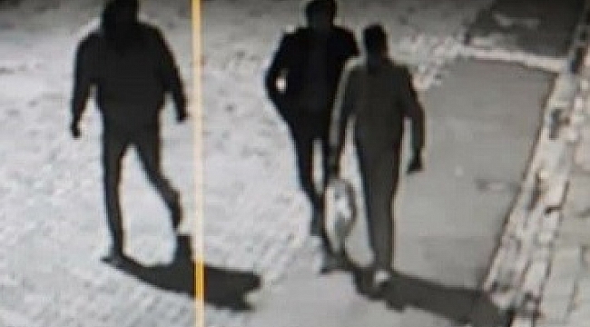 YÜZLERİNİ SAKLAYAN HIRSIZLAR YAKALANMAKTAN KURTULAMADI