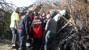 AĞAÇ ARASINA SIKIŞAN ARAÇ 2 SAAT SONUNDA KURTARILDI