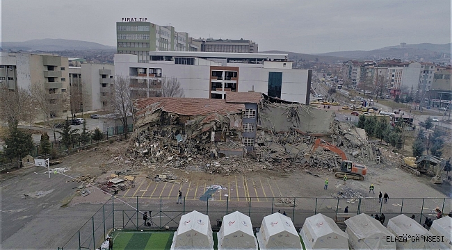 AĞIR HASARLI OKULLAR YIKILMAYA BAŞLADI