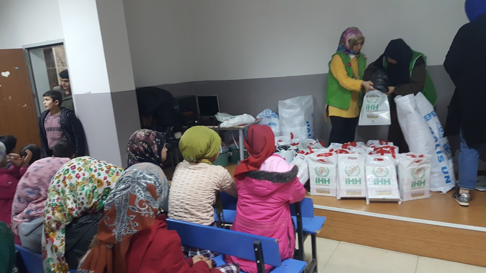 ARICAK'TA ÖĞRENCİLERE MONT VE BOT HEDİYE EDİLDİ