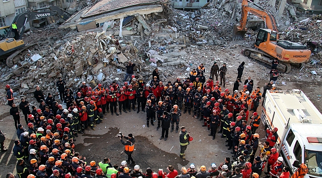 DİLEK APARTMANINDA KURTARMA ÇALIŞMALARI TAMAMLANDI