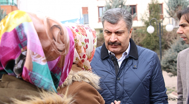 İÇİŞLERİ VE SAĞLIK BAKANLARINDAN DEPREMZEDE AİLEYE TAZİYE ZİYARETİ